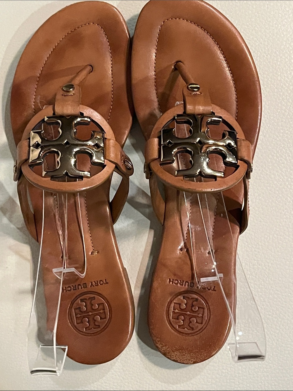 Tory Burch Tan Leather Gold Logo Thong Sandals Beautiful Eye Catching Luxury - Picture 5 of 15